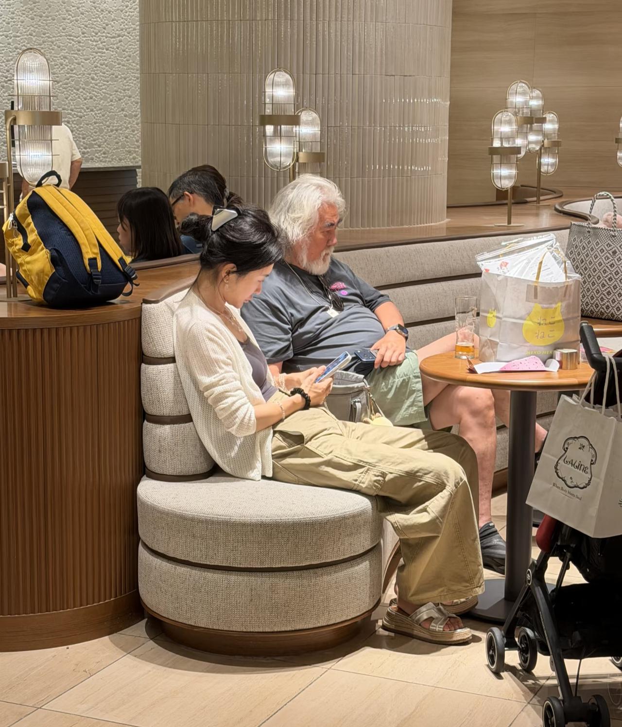 75岁张纪中和家人到日本度假，他和老婆杜星霖在东京一家酒店大堂被偶遇，夫妻俩躺在