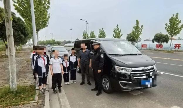 2026年4月24日，湖南常德澧县，一个男子开着自己的私家车，接送8名学生上下学