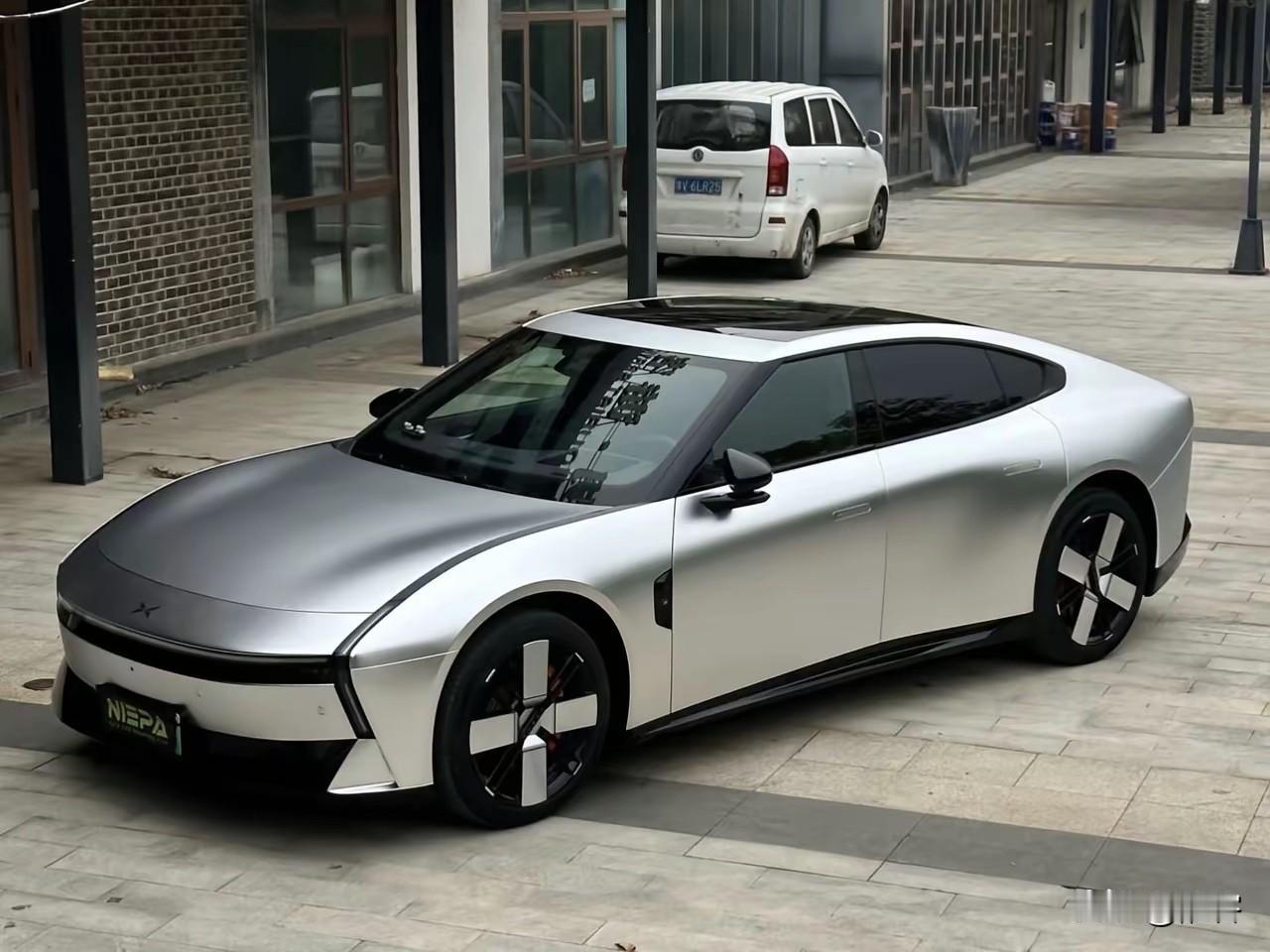 小鹏汽车新一代P7为什么叫好不叫座？因为设计确实太前卫了，容易被一票否决，有的