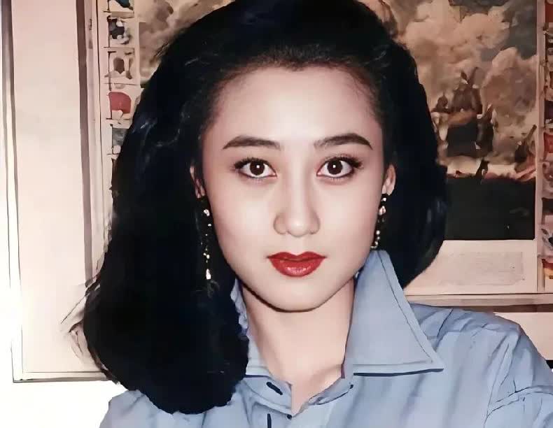 据说当年利智并没有对李连杰有多大的兴趣，李连杰却偏偏喜欢她，于是就用金钱强行维系