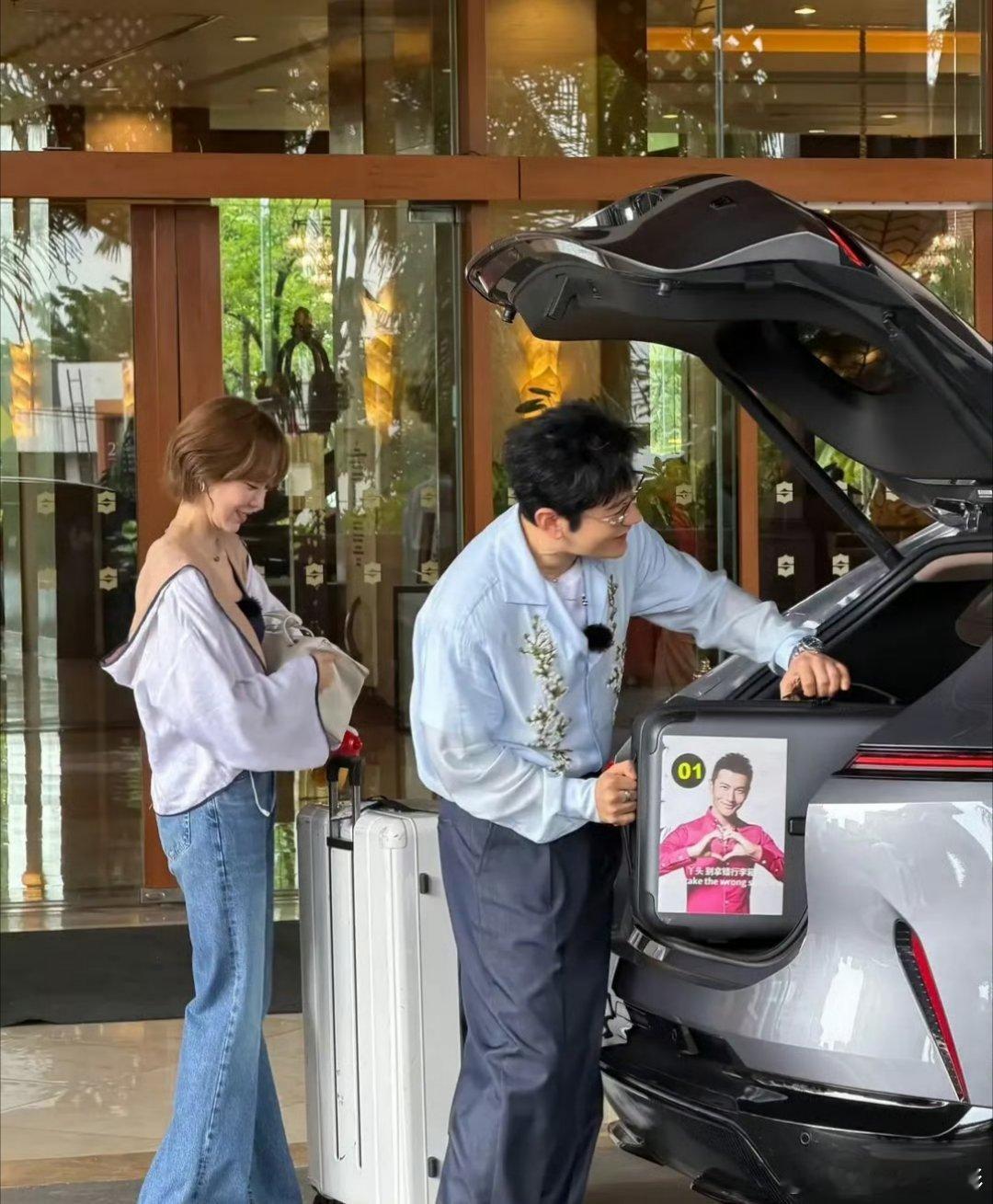 黄晓明上哪翻到的雷霆表情包啊黄晓明丫头别拿错行李箱