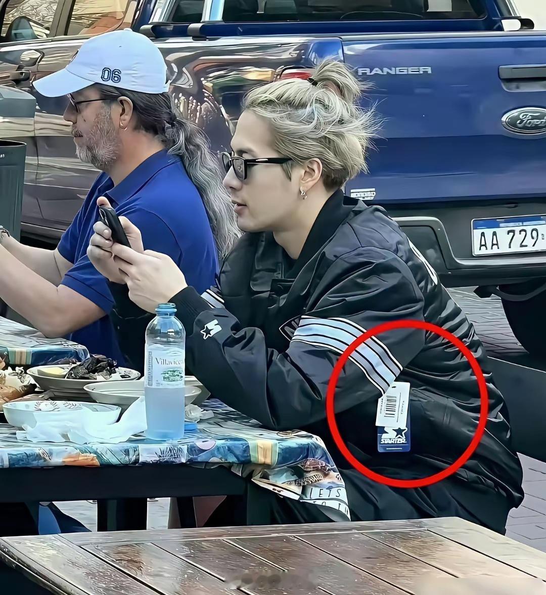 原来以为不撕吊牌是手头紧，直到王嘉尔让我明白——这是嘻哈圈的隐形勋章。这波知识，