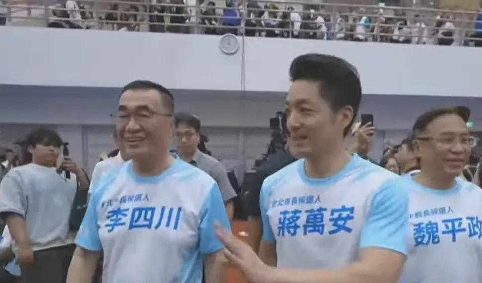 洪秀柱现身全台党代表大会现场全台党代表大会今（25日）上午在现场正式开场。按