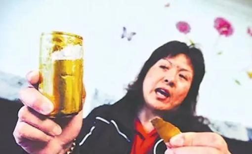 1992年巴塞罗那奥运会上结束后，柔道冠军庄晓岩收到健力宝集团赠送的