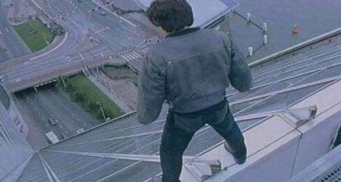 成龙当年在《我是谁》中一跃而下的荷兰鹿特丹大厦原来不是垂直的，被拍摄角度骗了[允