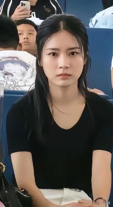 全网都在夸高铁素衣女孩，但我劝你别学她这条热搜我看了好几遍。一个没美甲、没染