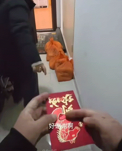 万万没有想到，江苏，一外卖小哥给顾客送餐，不料送餐上门后，这顾客出来就给了小哥一