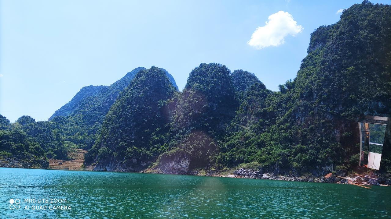 在贵州兴义游览万峰湖，景色优美，天蓝水绿，周围的山水一片生机盎然！