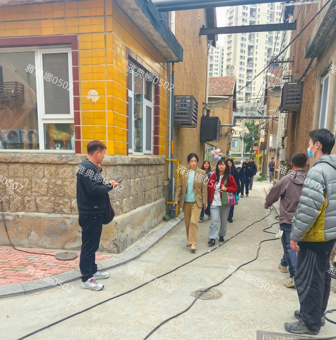 终于知道蒋欣为啥哭了，青岛老沧口偶遇正在拍《多喜一家人》的蒋欣，她本人一点儿也不