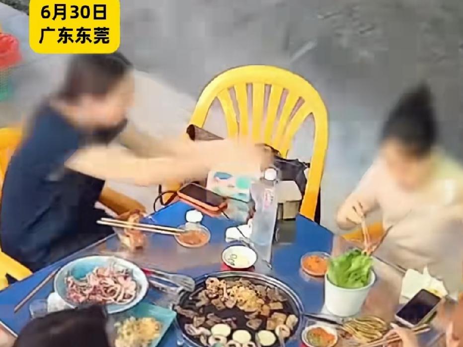 近日广东东莞，一36岁女子在户外正吃着烤肉，突然，一盆水从天而降，直接泼在桌上！