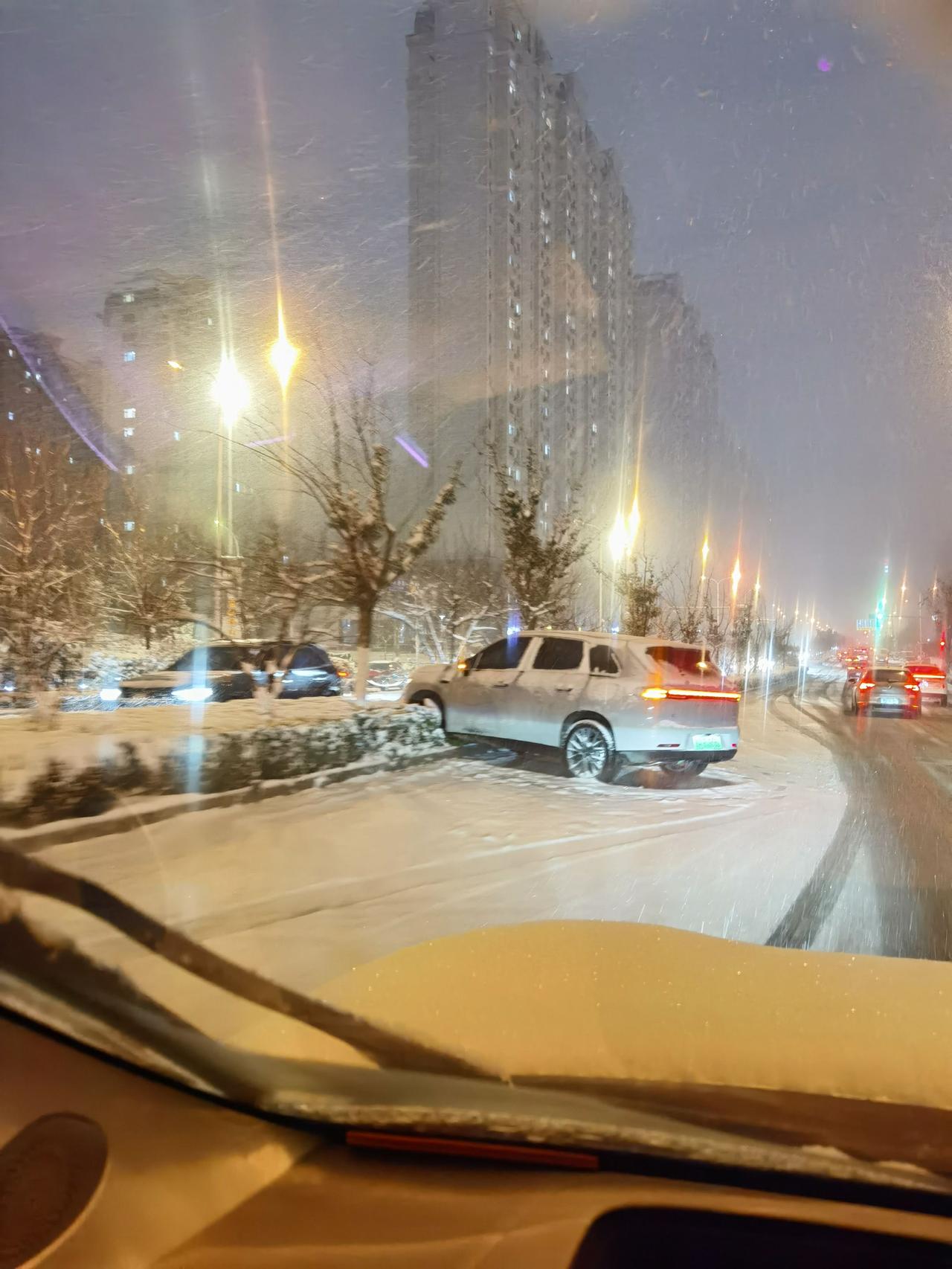 2025年12月12日晚。这个冬天的第1场雪竟如此的大。幸好有我的极氪七茶四驱版
