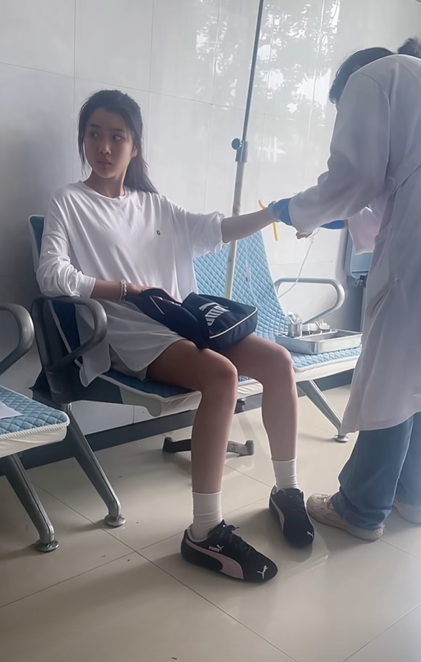 同学生病了，马上来诊所看她