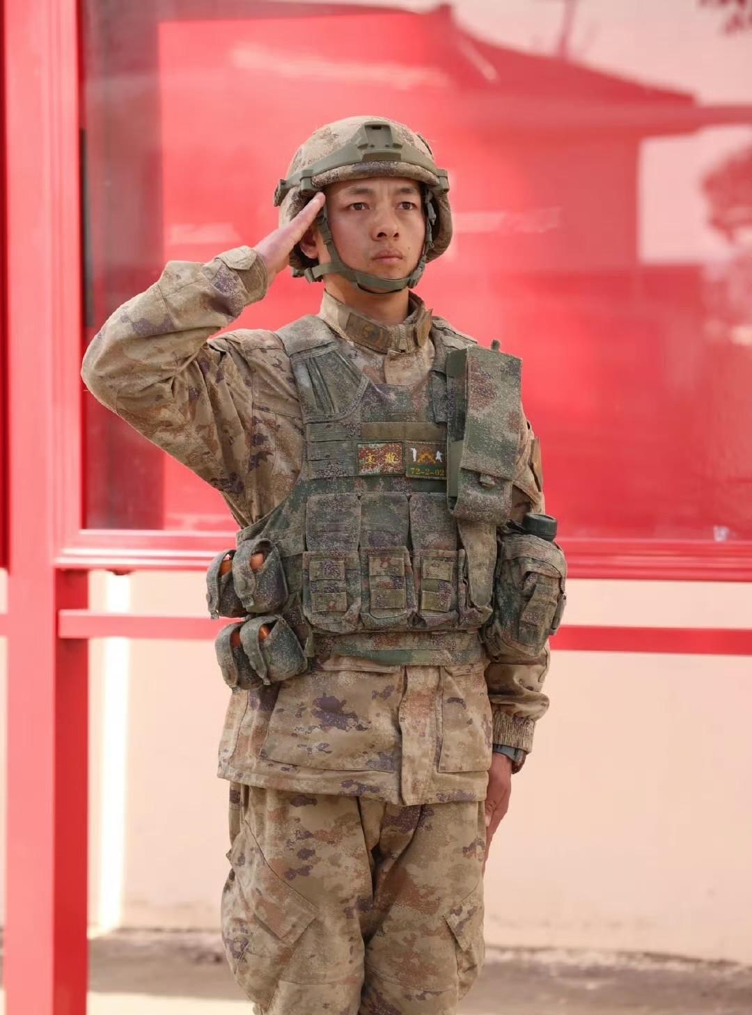 单兵通讯首台终于也加上迷彩装了！不过作为老陆单兵为数不多“高科技”，手台套加上