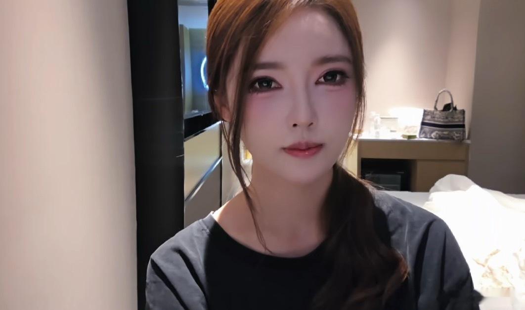 蛋糕：我还是大二的时候就很想做电竞，但是我不是这个专业的。我怎么当上电竞主持人的