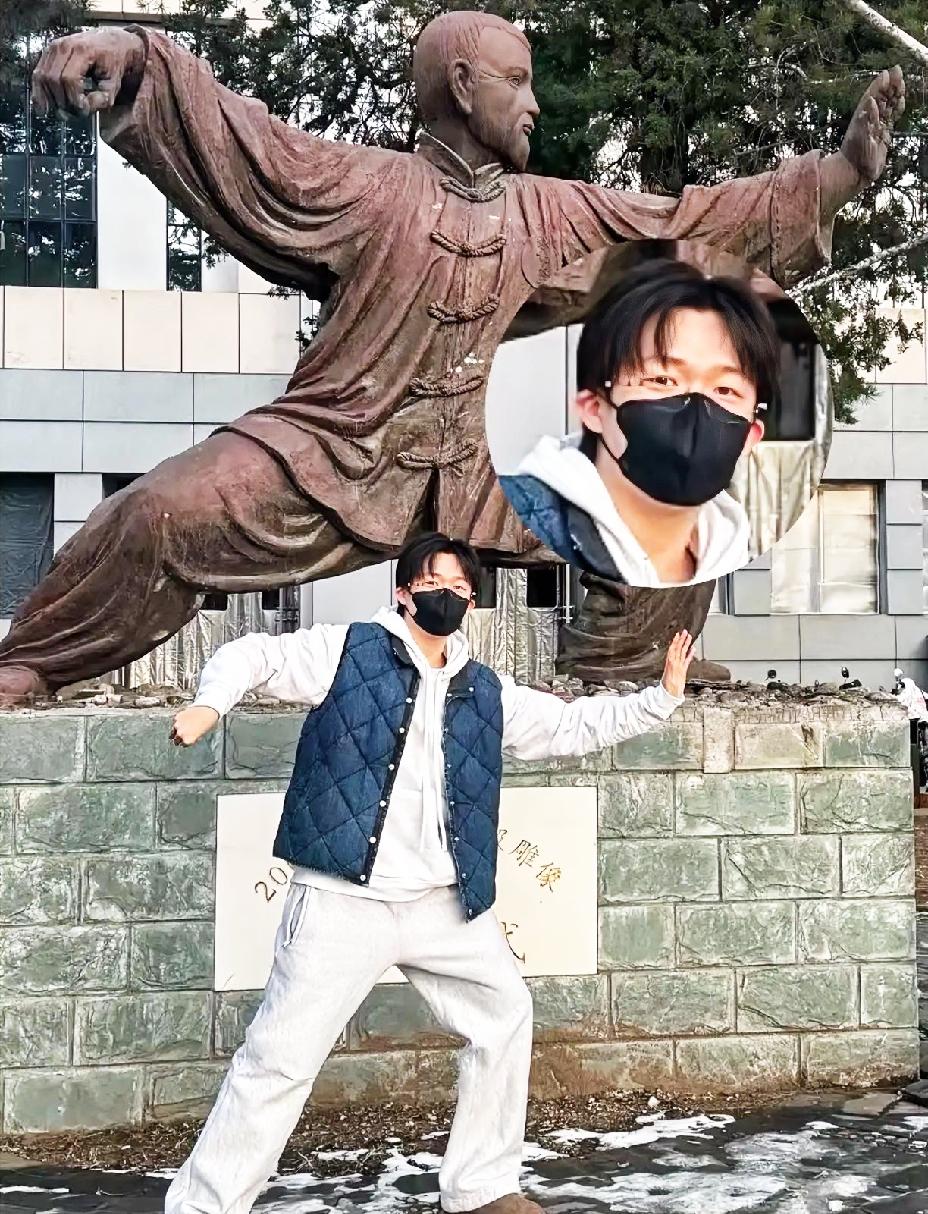 网友们调侃王楚钦，戴无框眼镜意思是，有文化都框不住了！王楚钦模仿打太极的