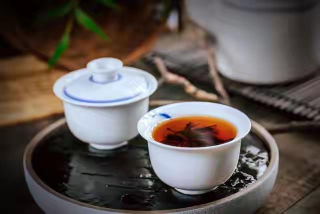 作为女人，千万不要在外收男人的东西，哪怕是值块儿八角的上周，单位一个男同事在商