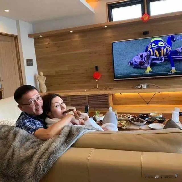 谁看了不说一句“豪门生活是真惬意”！香港富豪许晋亨和老婆李嘉欣的近照曝光，俩