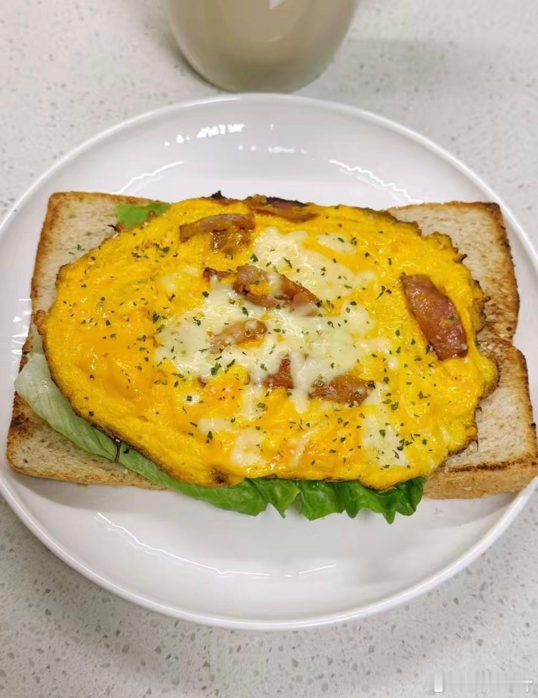 今日自制早餐，培根滑蛋三明治🥪
