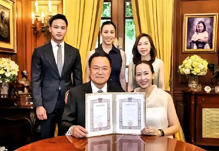 阿努廷2023年接受央视专访时说，“我是100%的中国人后代，我的父母、祖父祖母