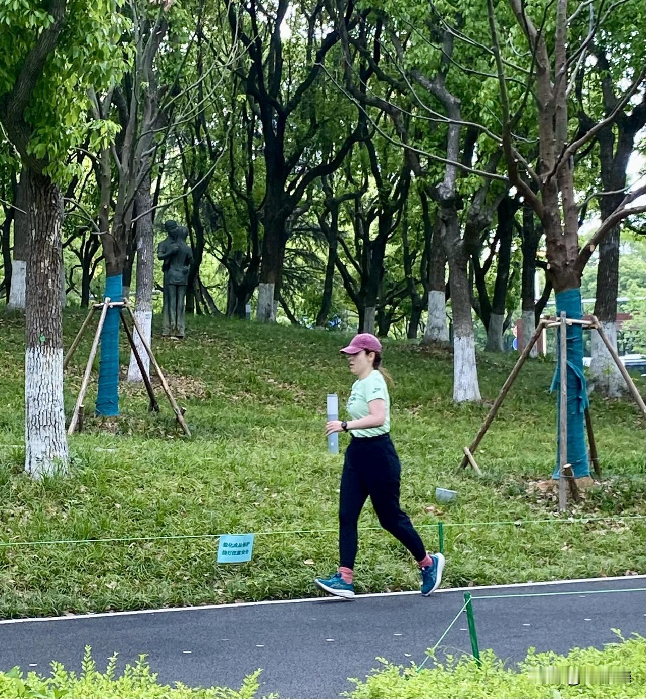 晨跑遇到年轻的老外美女，金发碧眼微胖，不紧不慢绕着公园转圈圈，不求多远、多快，只
