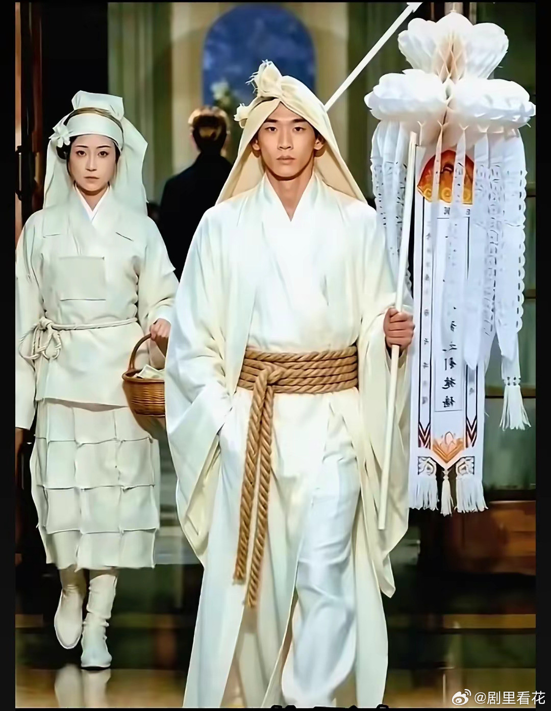 还好我没钱，不追求奢侈品。巴黎世家新出的爆款衣服，我实在是欣赏不来。咱不懂时尚，