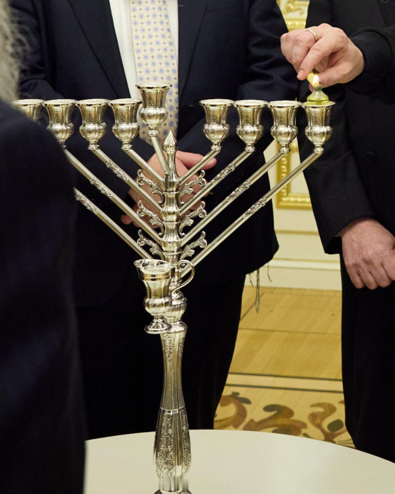 泽连斯基：在这几天里，人们点燃光明节蜡烛，标志着节日的开始。在战争时期，光明节具