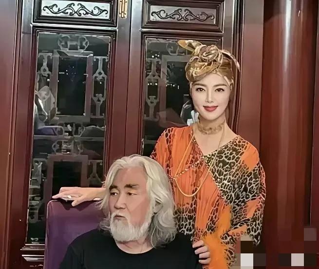 张纪中过74岁生日时，大姨子杜星仪给妹夫祝寿时的一幕，张纪中在影视领域深耕多年