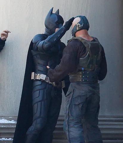 你以为超级英雄的身高靠垫脚？现在演员片场被虚拟巨人吓到后退。早期电影如《黑暗