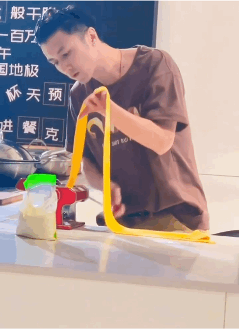 谢霆锋这一路的酸甜辣又有谁知道谢霆锋这一路的酸甜辣又有谁知道，除了自己知道，吃