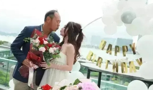 那年，富豪何祖光在度假时邂逅了最美“妲己”，那时的女神温碧霞美艳动人，妩媚摄人心