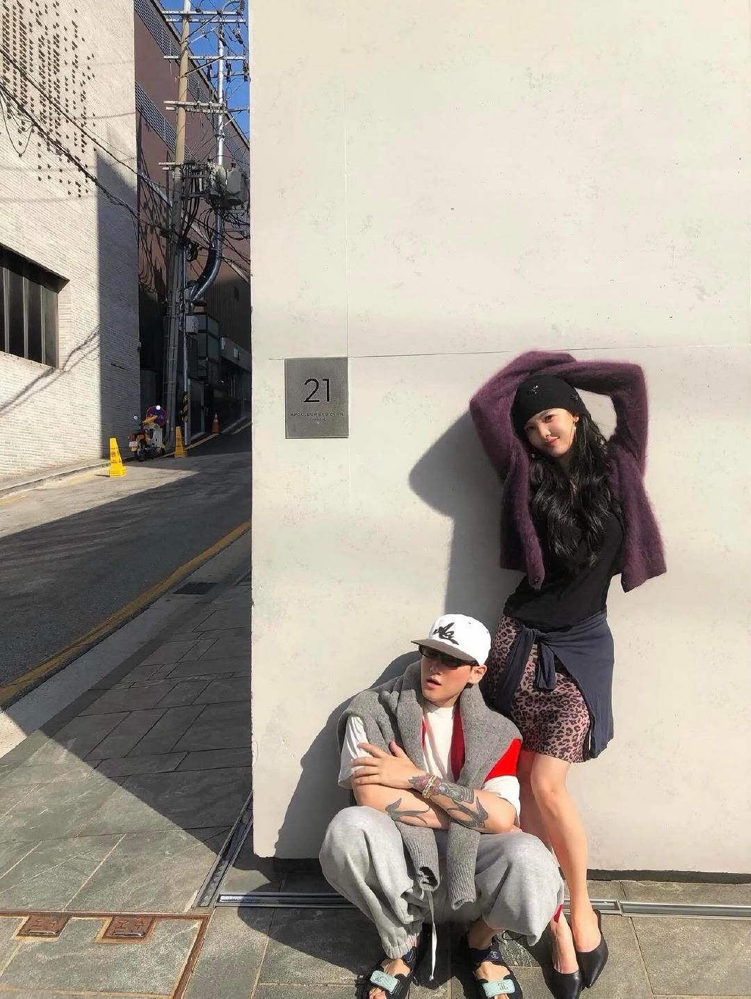 温俊和章若楠拍的时候真是最时髦的从他们身边路过我都怕得风湿病了​