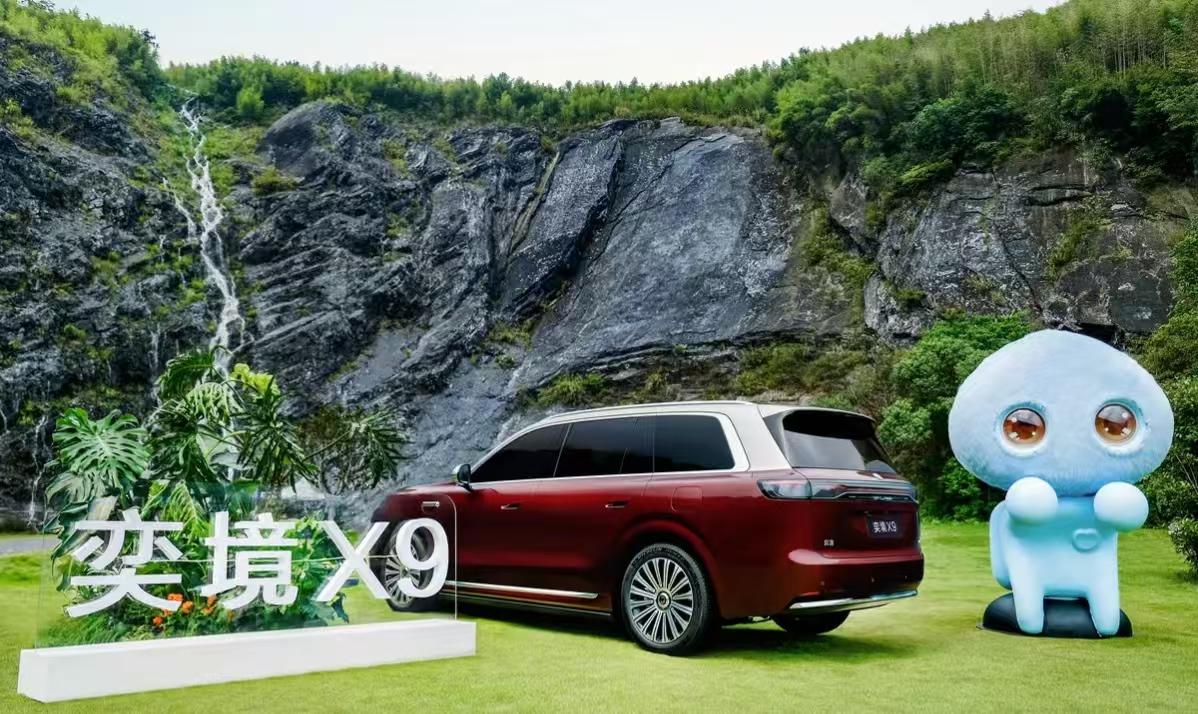 很多车主吐槽，车里屏幕一大堆，一到大太阳底下根本看不清。奕境X9鸿蒙座舱Harm