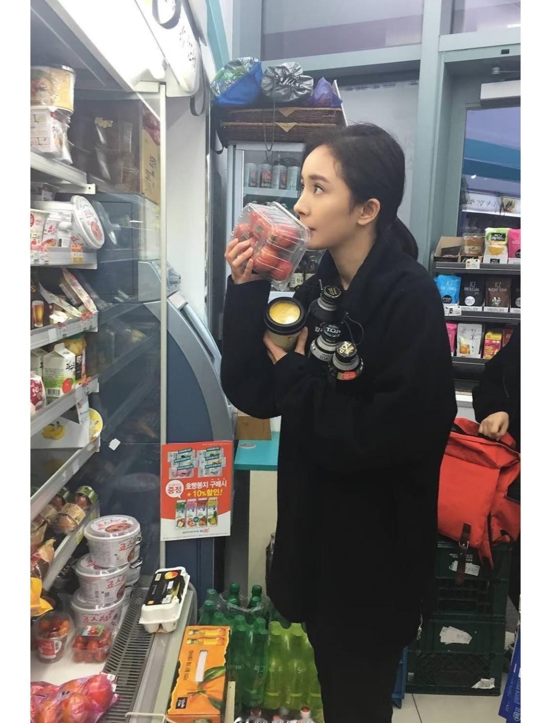 杨幂，买东西好仔细啊。