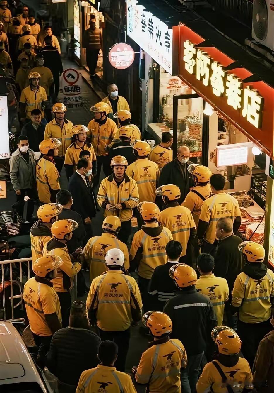 再这样发展下去,会不会以后满大街都是这样的黄衣服,当人人都把自己的退路当成送外卖