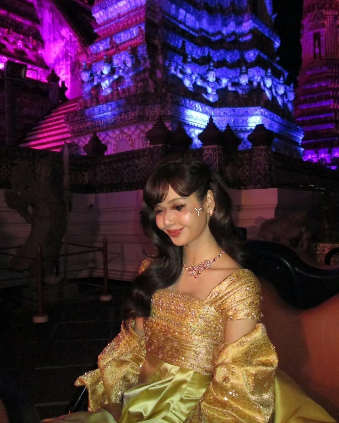 Lisa状态真的绝了！✨她留着标志性的齐刘海长卷发，妆容精致又温柔，一袭闪耀的金