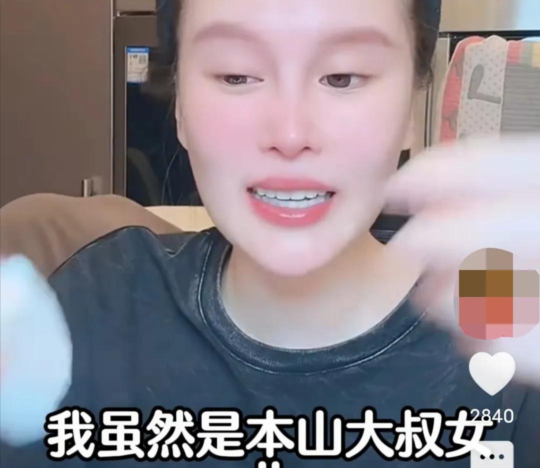 想不到，在富裕家庭长大的球球，会得抑郁症。球球讲，她的抑郁症是创业时候得的。球