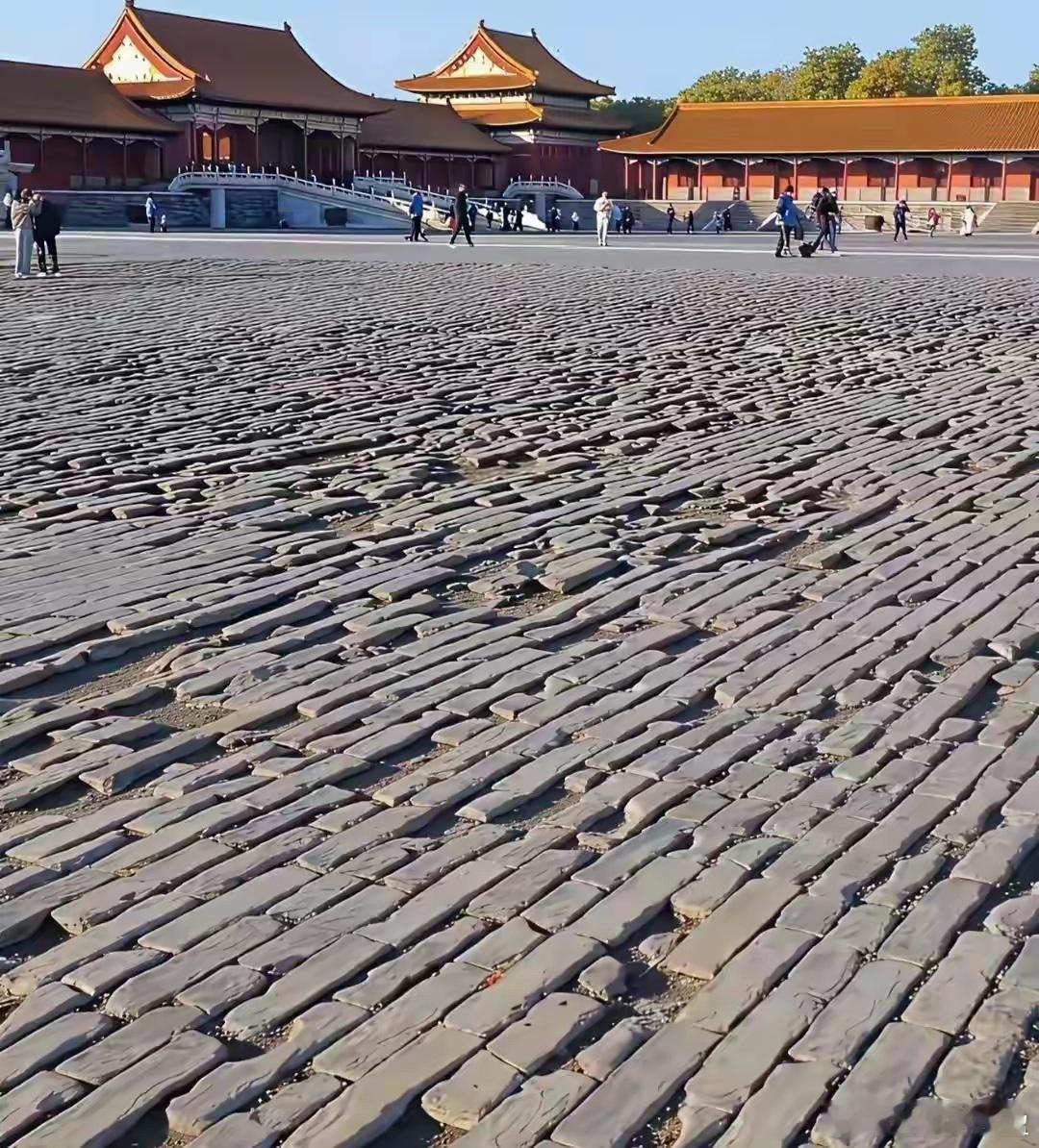 不懂就问，故宫这个地方为什么是坑坑洼洼的？烦劳高人指点。
