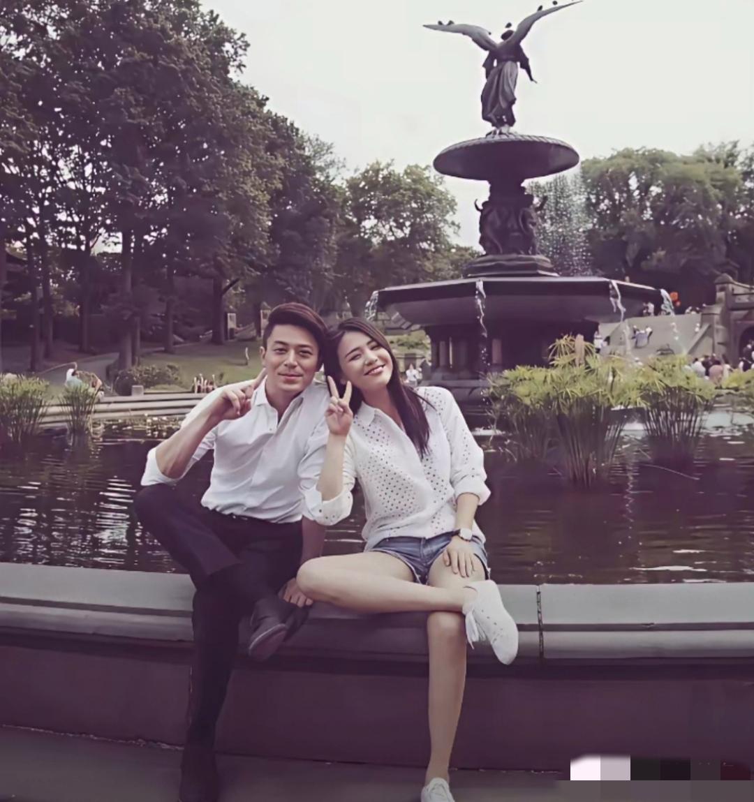 镜头中的霍建华胖瘦适宜，发量惊人，眼角耷拉，眼袋深刻，法令纹明显，颇显老气哈；一