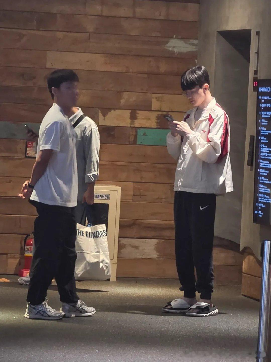 釜山训练期间被偶遇的Faker、Keria和ZekaZeke这个肩宽，站在旁边的Keria好娇小cr