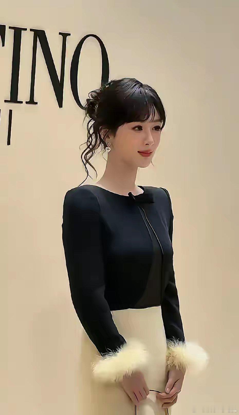 杨紫终于活成了自己想要的样子！从原来那个样貌普通平平，活成现在一副活色生香的大美