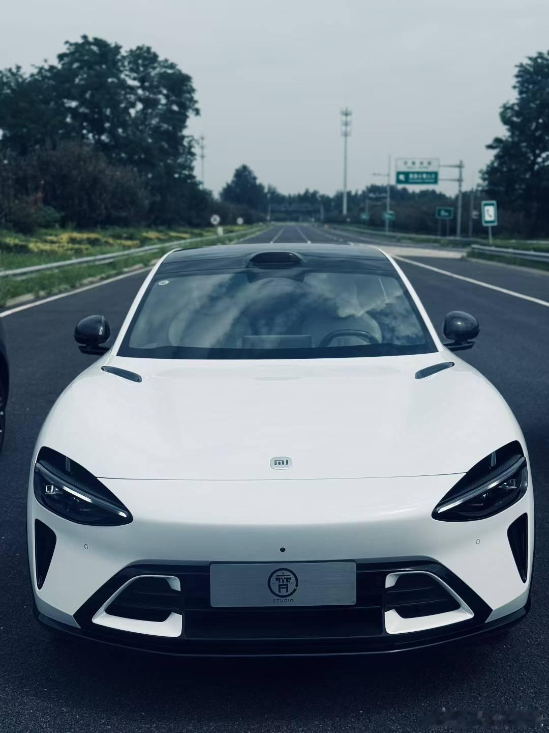 小米YU7理性上，真不容易接受。感性上，真是想看看到底它有什么能耐。干脆买一台