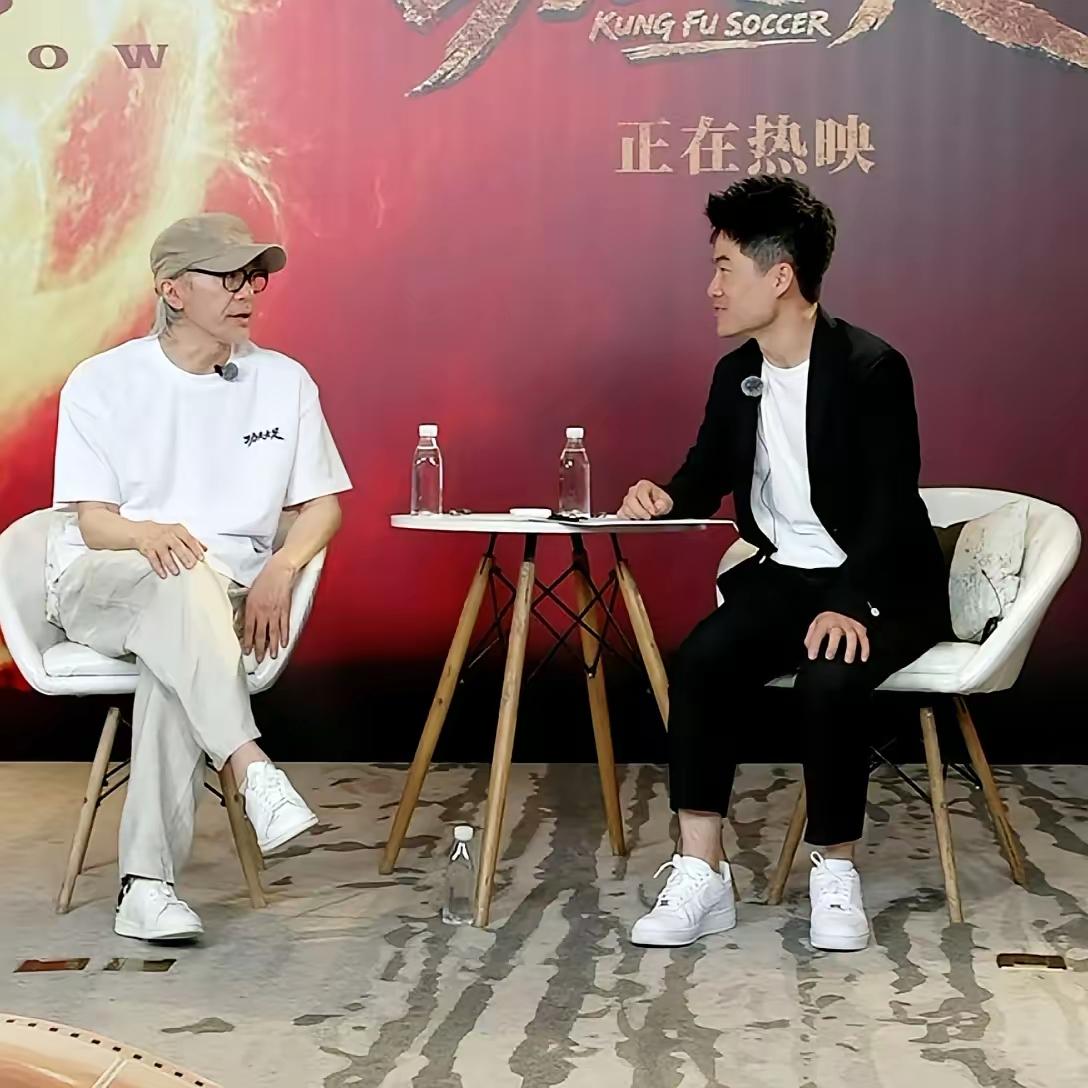 董宇辉的直播间里，周星驰拿起一只汝窑杯。转一下，侧着光看。几秒，放回桌上。全程没
