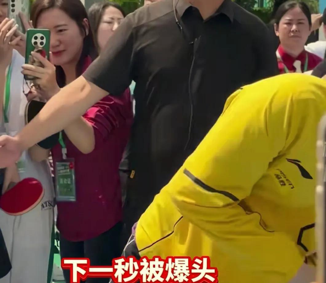 王楚钦一不留神被大姐爆头！5月2日，国兵现身成都体育公园与路人切磋，而和王楚钦