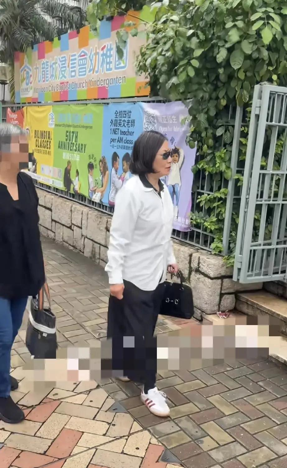 汪明荃真的好重情谊哦，自己都79岁了，还去参加89岁的钟景辉葬礼。很多人都知道，