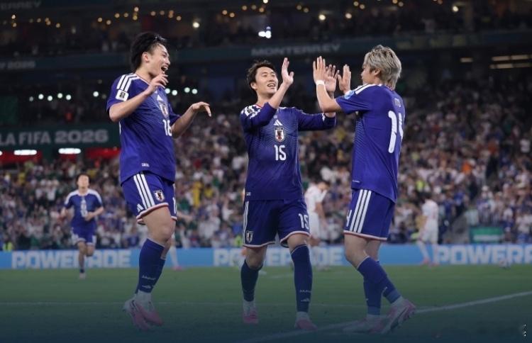 【7点！世界杯焦点战，日本冲榜首，比荷兰多赢一个，就能避开巴西】北京时间6月26