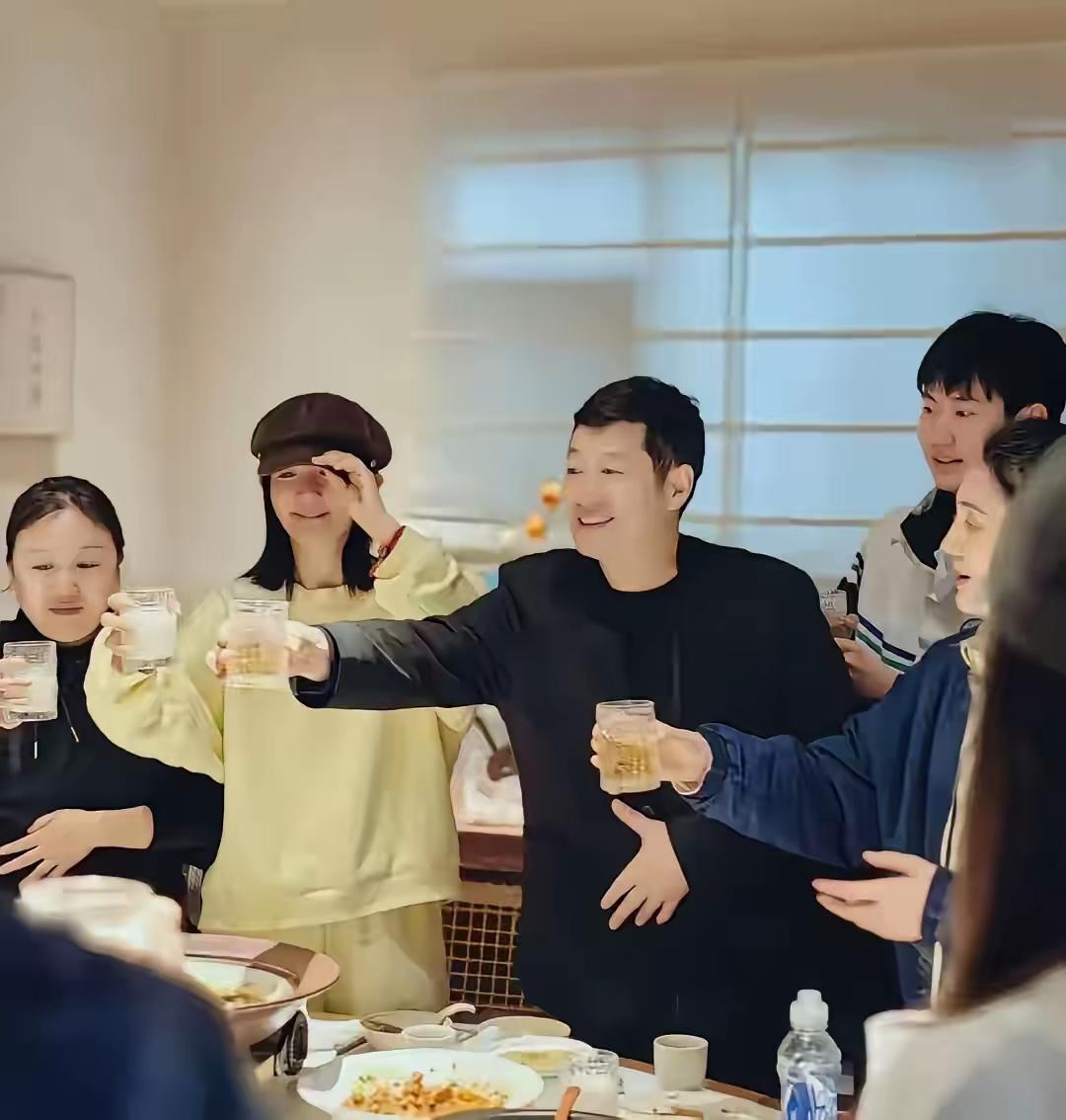 3月8日，谢娜回娘家过节，与家人温馨聚餐。她身穿黄色运动套装，头戴棕色鸭舌帽，与