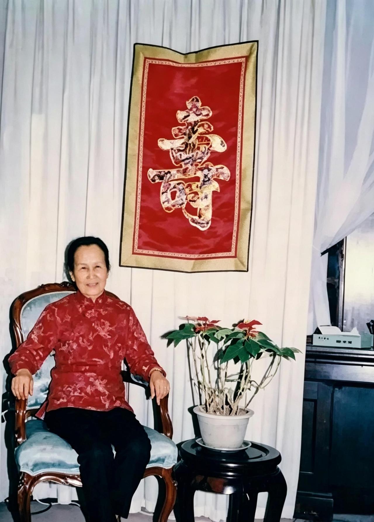 这位气质不俗的老太太曾让国父之子甘愿"知法犯法"。她叫蓝妮，苗族，祖上在云南建水