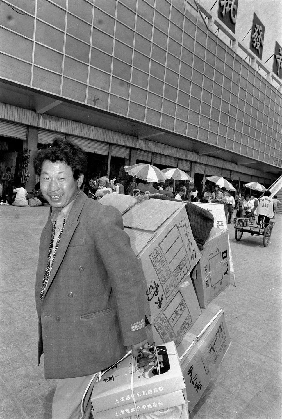 1994年2月18日，福建一名商人身着仿真武警制服，搭配伪造证件，带着养母、妻子