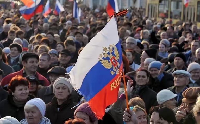 俄罗斯改变战术了，号召乌克兰各州举行公投，决定是否加入俄罗斯。不得不说，这一