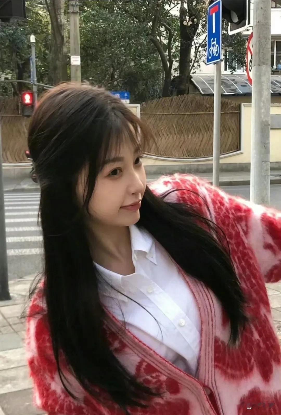 感觉虞书欣几乎集齐了所有美女的特征，比如大眼睛，双眼皮，小翘鼻和小嘴唇，可是结合